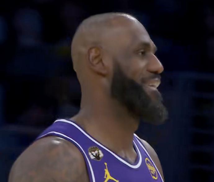 世界杯官方直播平台下载-联盟第一!湖人关键时刻15胜2负 詹姆斯8失误末节却轰10分逆转