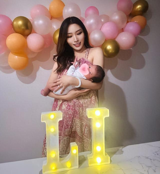 世界杯最新版安装-李弘权一家近照,24岁成巨星,妻子是白富美教师,顶薪没悬念了|上海队|cba联赛|上海男篮|NCAA|nba_新浪体育_新浪新闻